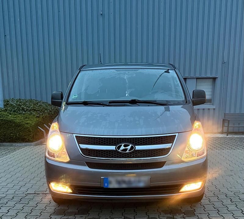 Grau Gebraucht 2012 Hyundai H-1 Van | 10.900 € (Fairer Preis) - Bild 1/4