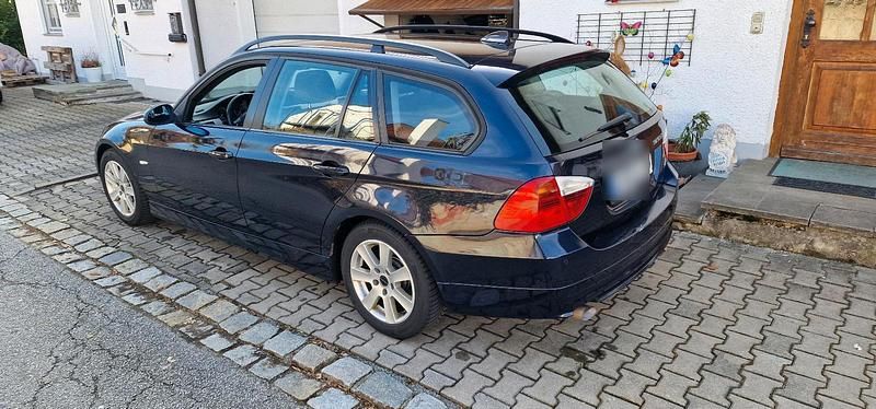 Gebraucht BMW 320 163 PS (119 kW) 2007 Blau Kombi