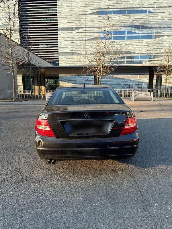 Second-hand Mercedes C180 Elegance 156 CP (114 kW) 2012 Negru Berlinǎ