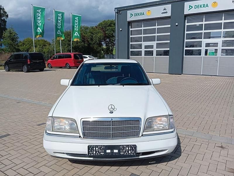 Weiß Gebraucht 1994 Mercedes C220 Limousine | 5.500 € - Bild 1/4