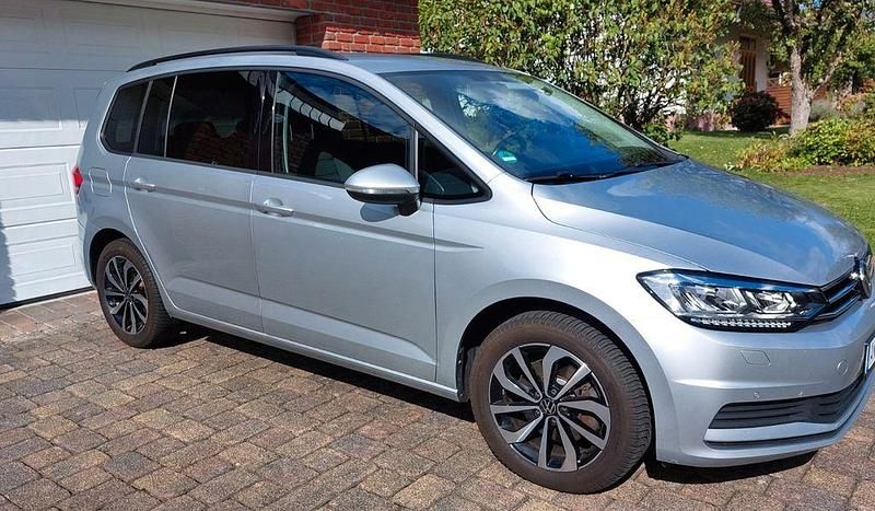 Silber Gebraucht 2018 VW Touran Comfortline Van / Kleinbus | 15.500 € (Fairer Preis) - Bild 1/4