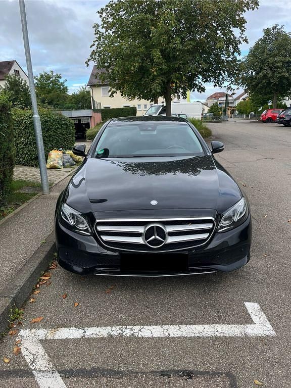Schwarz Gebraucht 2017 Mercedes E220 Limousine | 22.000 € (Fairer Preis) - Bild 1/4