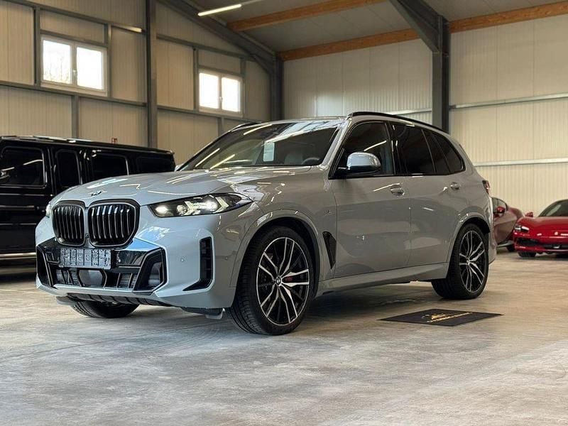 Grau Neu 2025 BMW X5 Comfort Edition SUV | 127.329 € - Bild 1/4