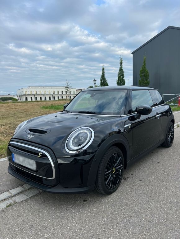 Schwarz Gebraucht 2021 Mini Cooper SE Kleinwagen | 18.250 € (Etwas zu teuer) - Bild 1/4