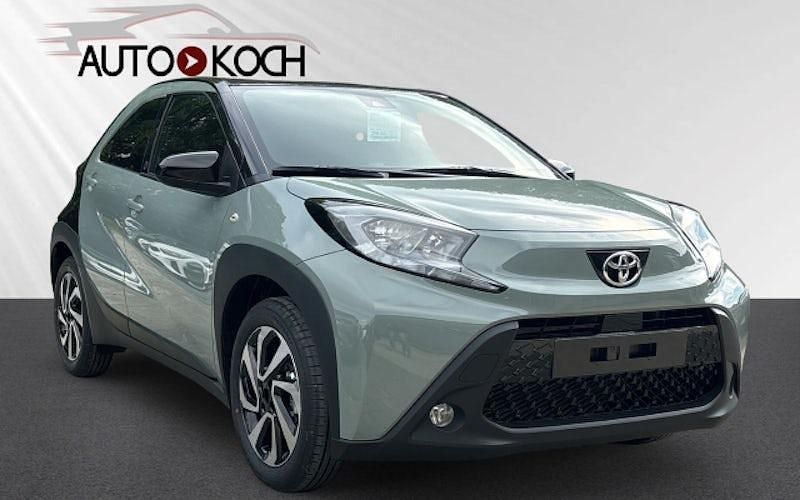Grün Neu 2025 Toyota Aygo Team Kleinwagen | 16.990 € - Bild 1/4