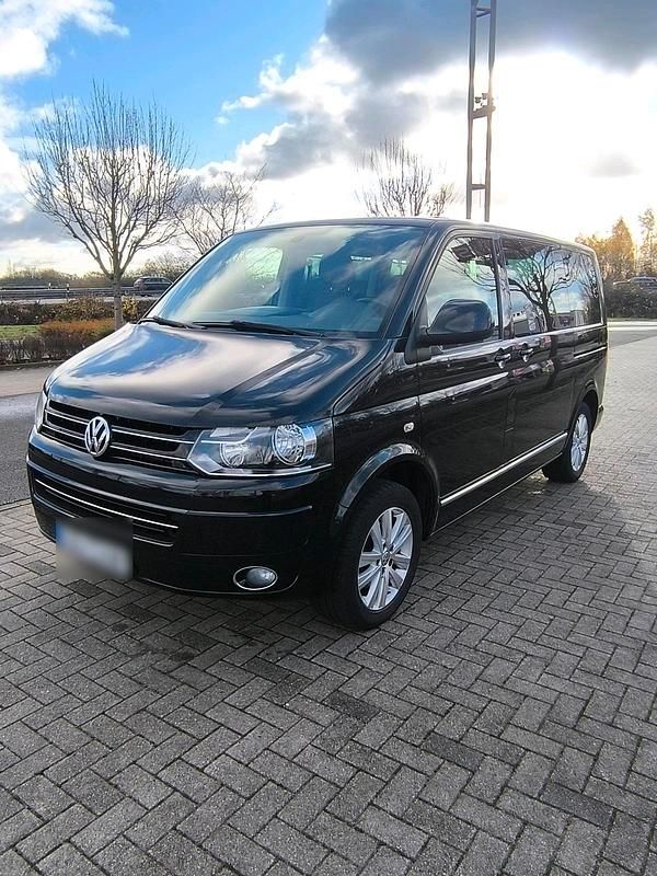 Schwarz Gebraucht 2024 VW Multivan Highline Van | 28.700 € - Bild 1/4