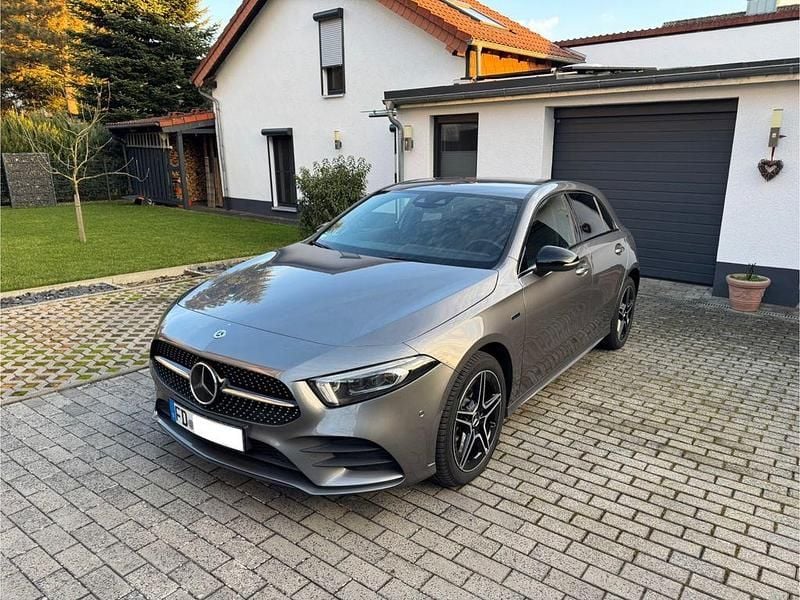 Grau Gebraucht 2021 Mercedes A250 AMG Limousine | 22.990 € (Superpreis) - Bild 1/4