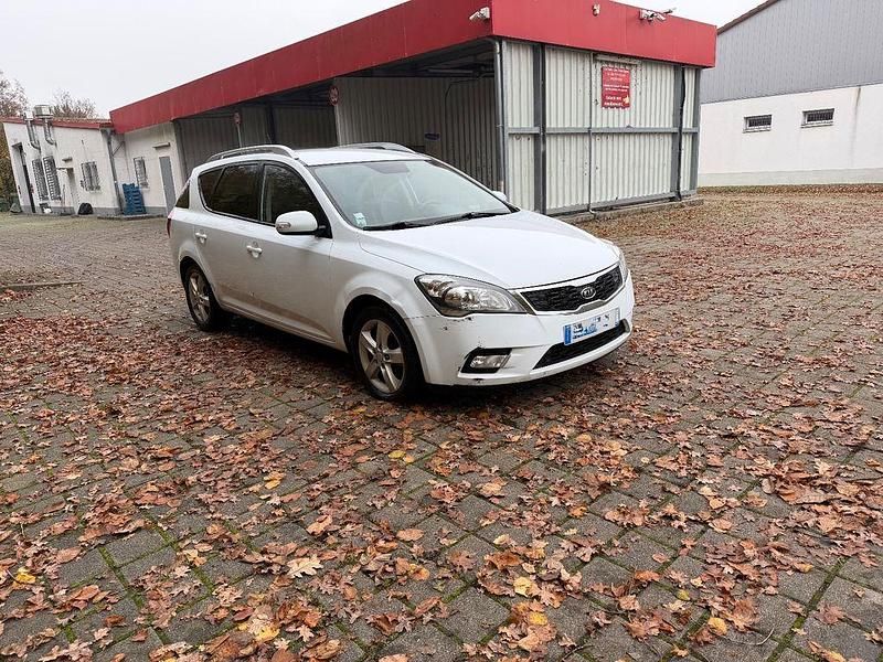 Gebraucht Kia Ceed Spirit 116 PS (85 kW) 2011 Weiß Kleinwagen