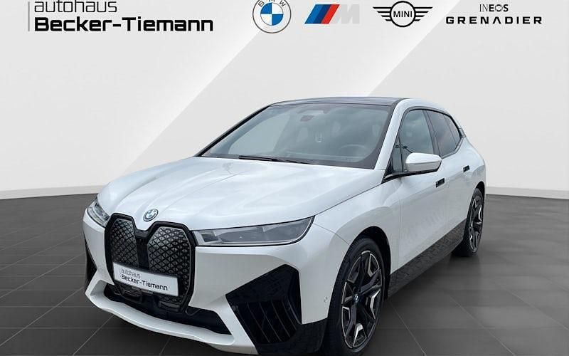 Mineralweiß Gebraucht 2024 BMW iX Sport Line SUV | 74.889 € (Teuer) - Bild 1/4