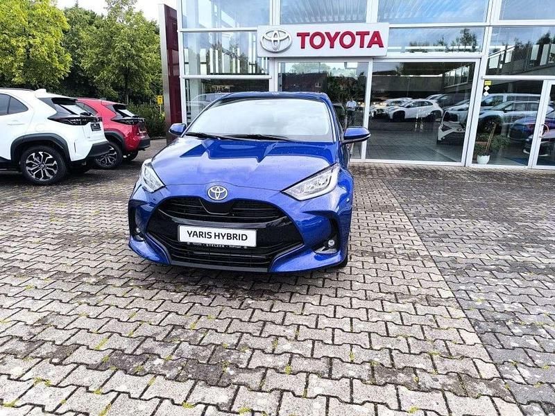 Juniper blue metallic Neu 2025 Toyota Yaris Hybrid Kleinwagen | 26.750 € (Fairer Preis) - Bild 1/4