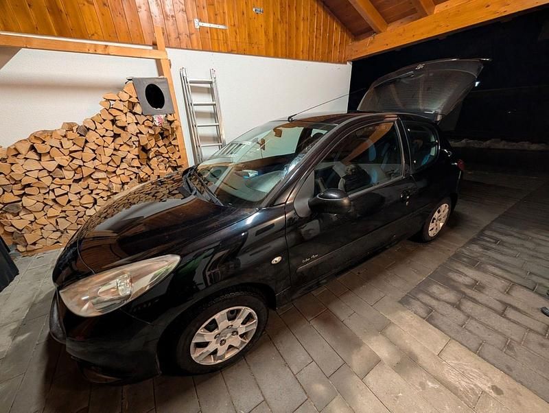 Gebraucht Peugeot 206 60 PS (44 kW) 2011 Schwarz Limousine