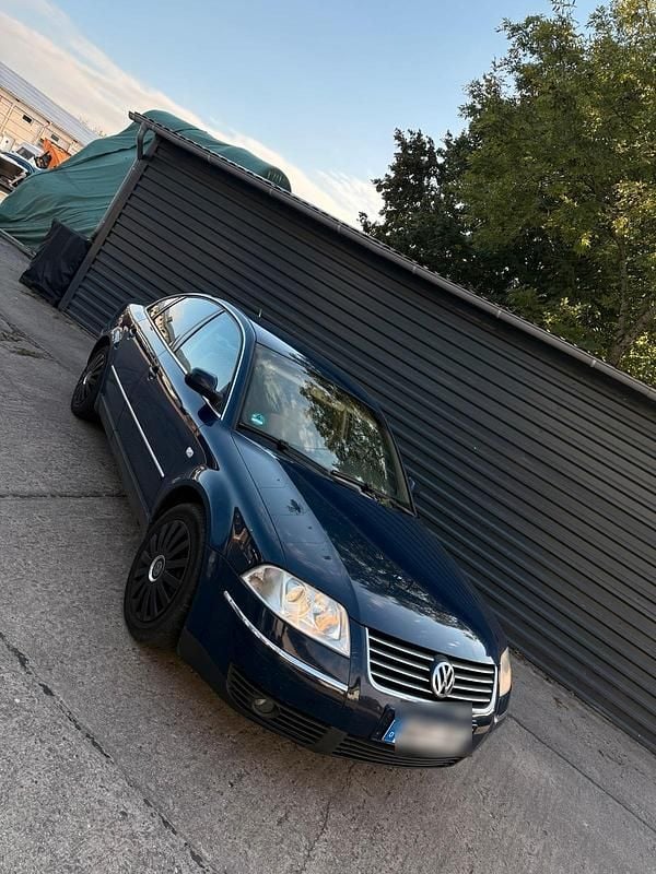 Blau Gebraucht 2002 VW Passat Limousine | 1.000 € (Fairer Preis) - Bild 1/4