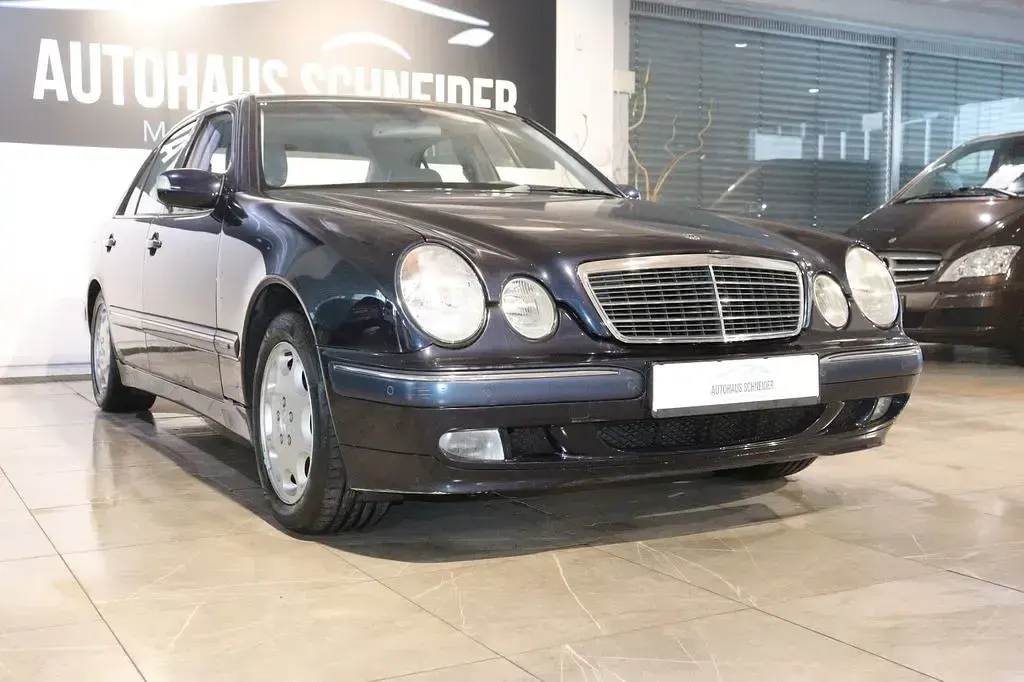 Second-hand Mercedes E220 Elegance 143 CP (105 kW) 2001 Albastru Berlinǎ