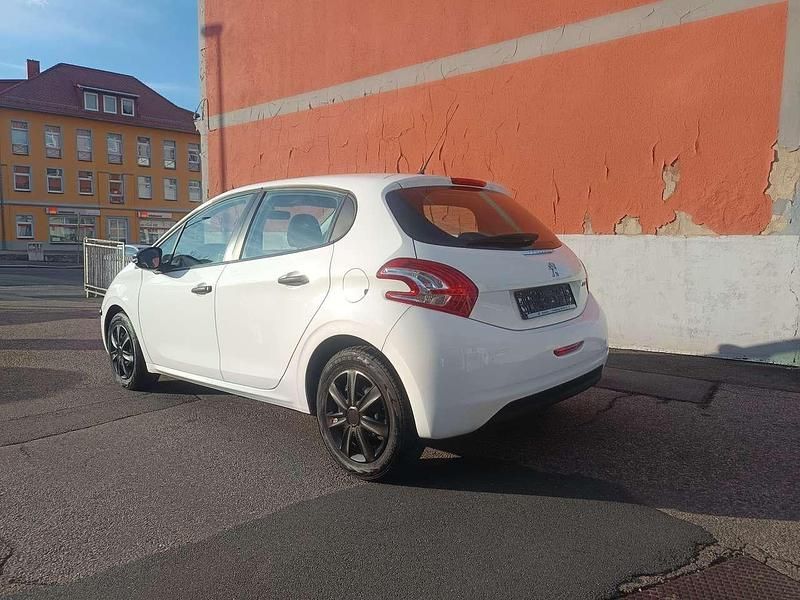 Gebraucht Peugeot 208 Access 68 PS (50 kW) 2013 Weiß Kleinwagen