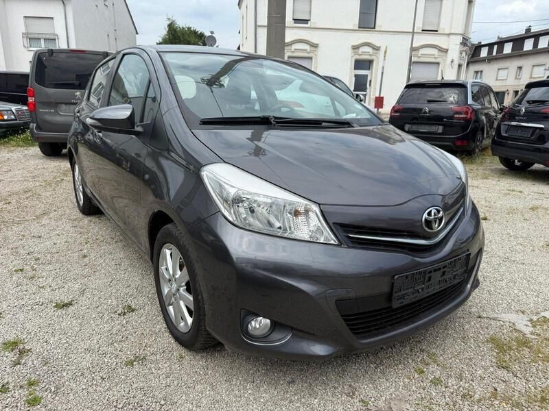 Grau Gebraucht 2014 Toyota Yaris Comfort Kleinwagen | 8.600 € (Fairer Preis) - Bild 1/4