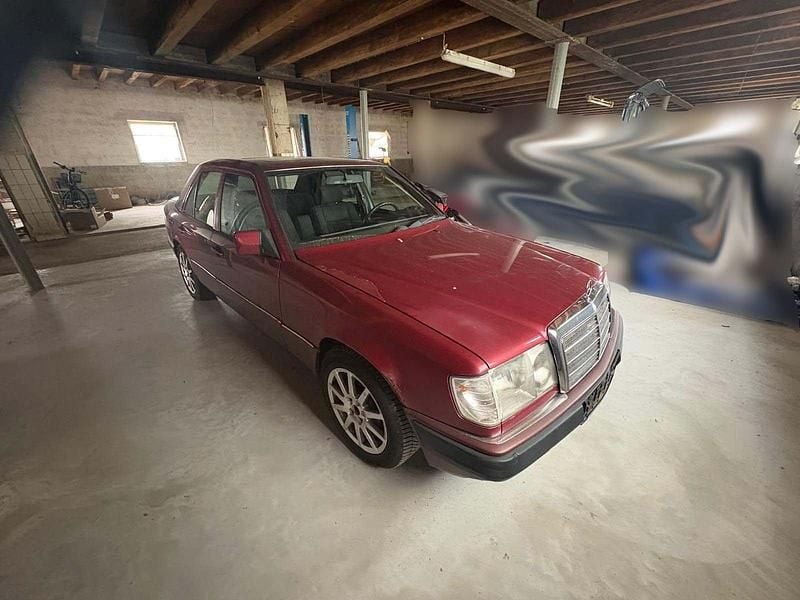 Rot Gebraucht 1993 Mercedes E200 Limousine | 2.000 € - Bild 1/4