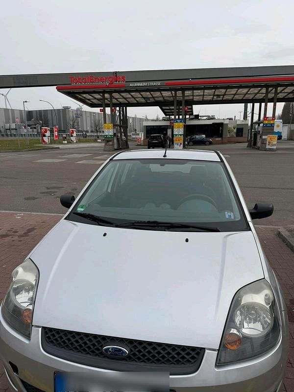 Gebraucht Ford Fiesta 90 PS (66 kW) 2009 Silber Kleinwagen