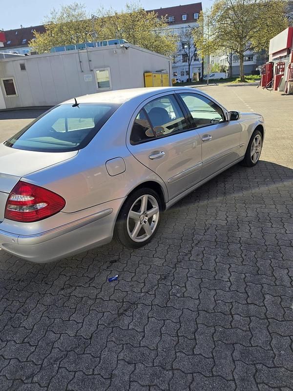 Gebraucht Mercedes E200 163 PS (119 kW) 2005 Silber Limousine