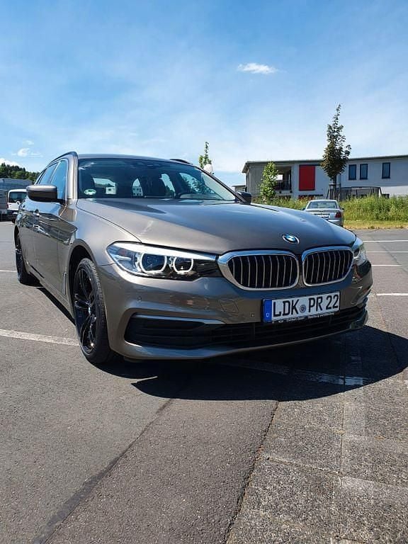 Andere farben Gebraucht 2018 BMW 520 Kombi | 19.775 € (Superpreis) - Bild 1/4