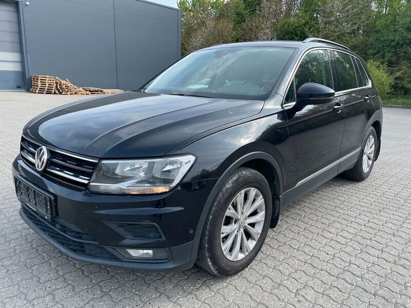 Schwarz Gebraucht 2018 VW Tiguan Comfortline SUV | 11.500 € - Bild 1/4