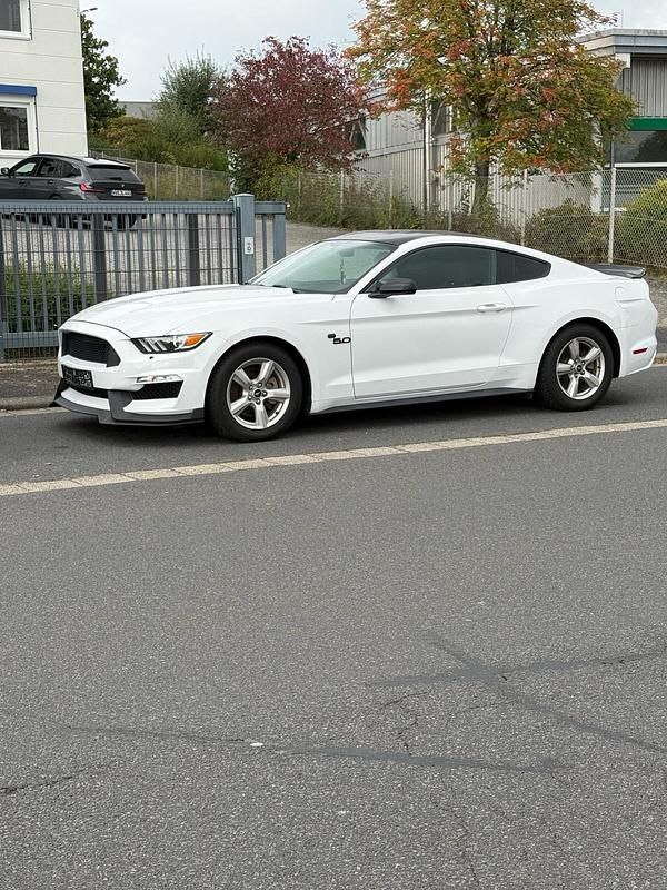 Weiß Gebraucht 2017 Ford Mustang Coupé | 22.000 € (Fairer Preis) - Bild 1/4