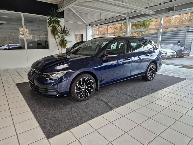 Blau Gebraucht 2023 VW Golf VIII Life Kombi | 23.590 € (Fairer Preis) - Bild 1/4