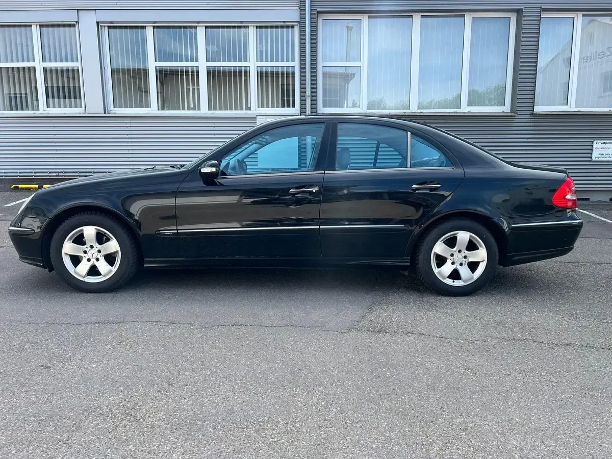 Używany Mercedes E220 Avantgarde 150 KM (110 kW) 2004 Czarny Sedan/Limuzyna