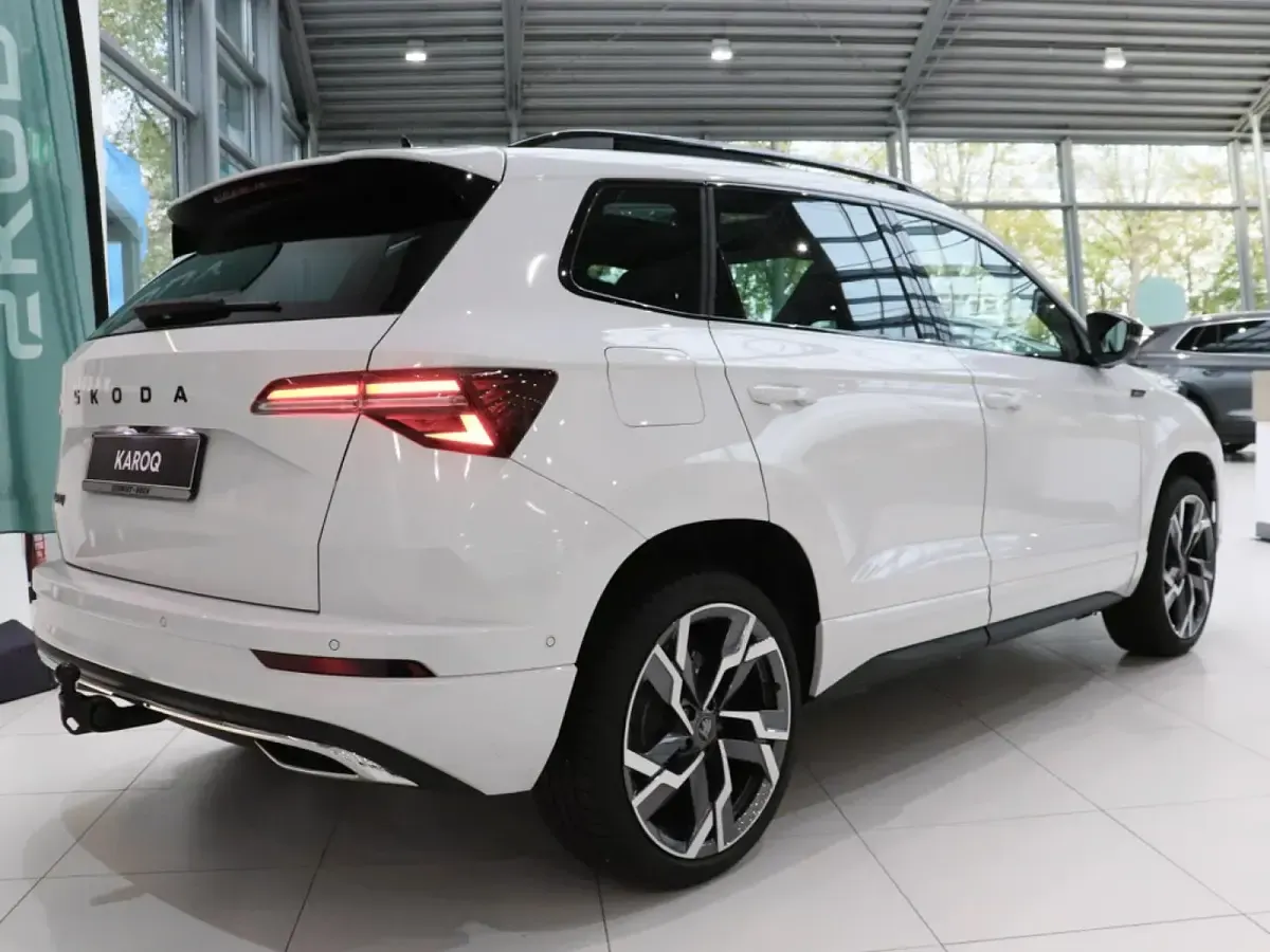 Neu Skoda Karoq SportLine 150 PS (110 kW) 2026 Moonweiß perleffekt (weiß) SUV