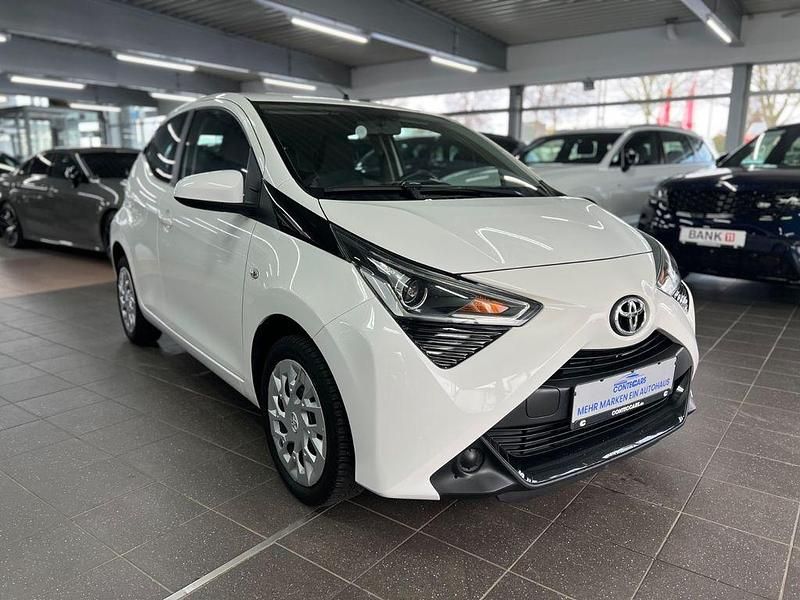 Weiß Gebraucht 2022 Toyota Aygo X-play Kleinwagen | 10.410 € (Guter Preis) - Bild 1/4
