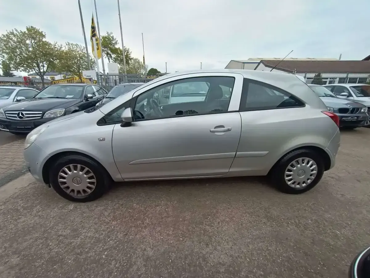 Usado Opel Corsa Edition 60 CV (44 kW) 2007 Plateado Utilitario