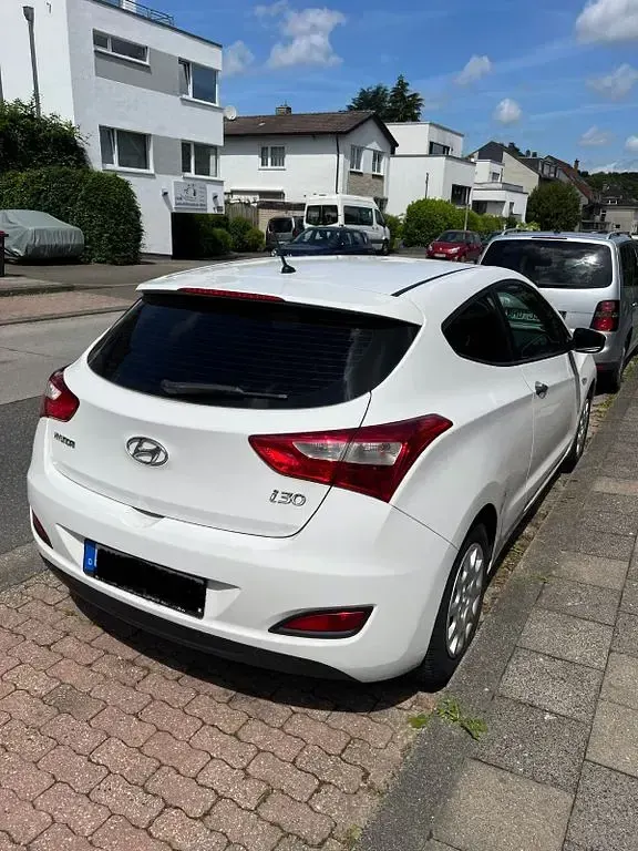 Gebraucht Hyundai i30 Classic 99 PS (72 kW) 2012 Weiß Limousine