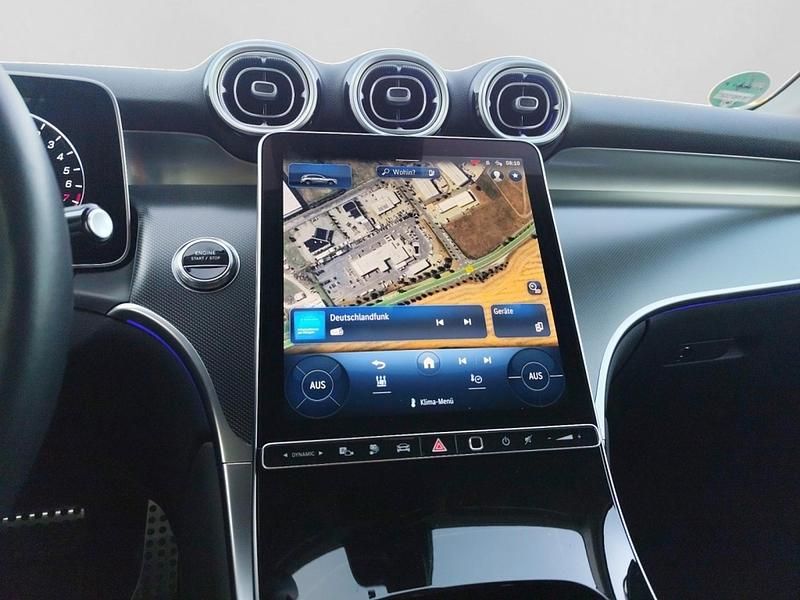 Gebraucht Mercedes GLC300e 150 PS (110 kW) 2023 Unilack polarweiß Limousine