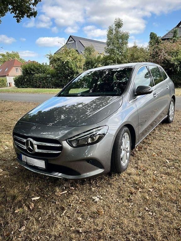 Grau Gebraucht 2020 Mercedes B180 Van / Kleinbus | 21.300 € (Superpreis) - Bild 1/4