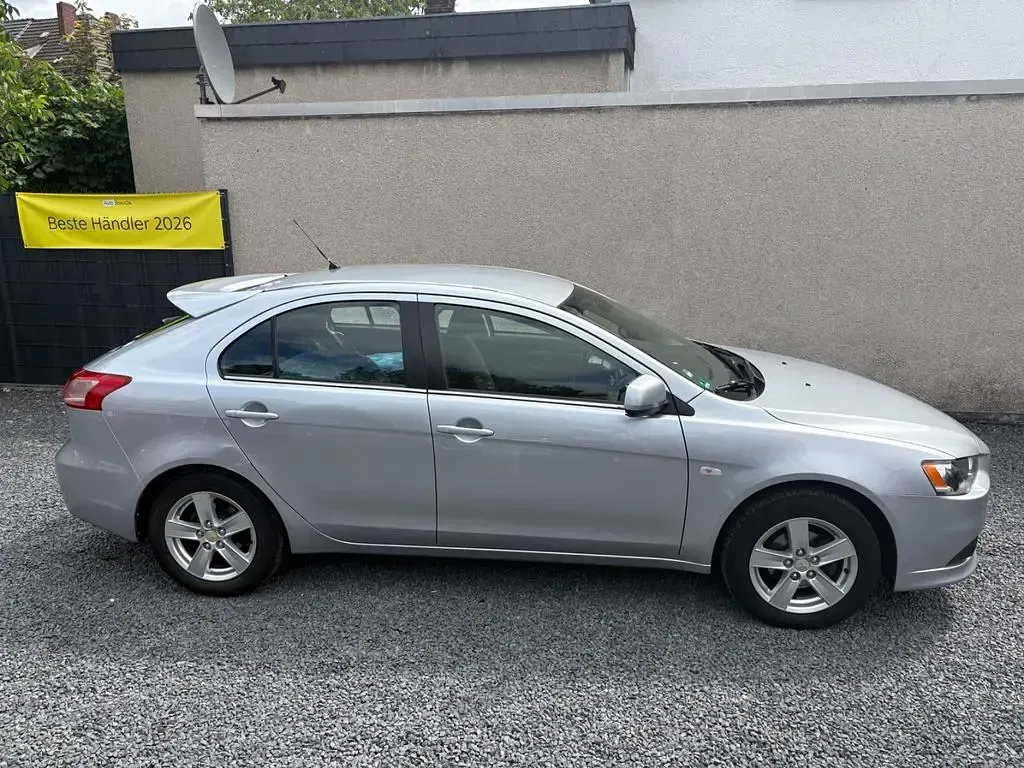 Gebraucht Mitsubishi Lancer Inform 109 PS (80 kW) 2010 Silber Limousine