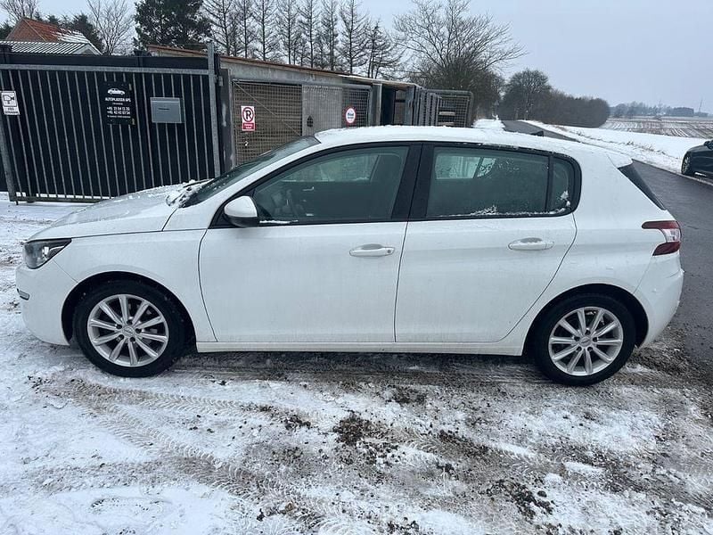 Gebraucht Peugeot 308 Active 125 PS (91 kW) 2014 Weiß Limousine