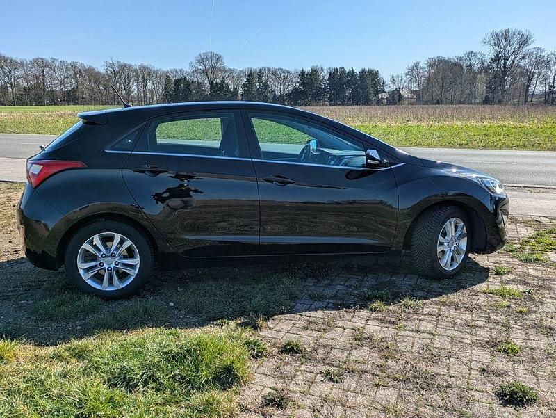 Gebraucht Hyundai i30 Classic 99 PS (72 kW) 2014 Schwarz Limousine