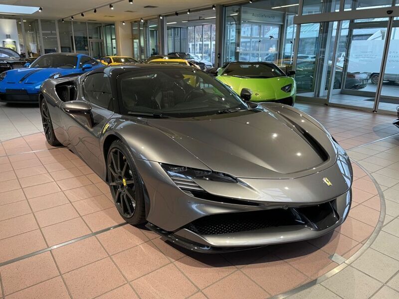 Grau Gebraucht 2022 Ferrari SF90 Cabrio | 424.000 € - Bild 1/4