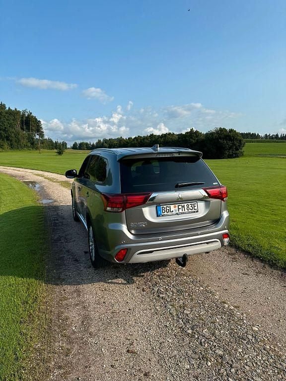 Grau Gebraucht 2019 Mitsubishi Outlander P-HEV Top SUV | 20.900 € (Guter Preis) - Bild 1/4