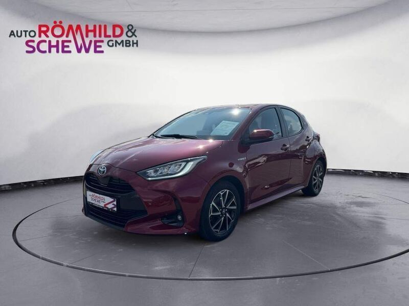 Rot Gebraucht 2020 Toyota Yaris Hybrid Club Limousine | 18.490 € (Etwas zu teuer) - Bild 1/4