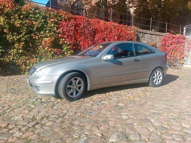 Gold Gebraucht 2005 Mercedes CL220 Coupé | 3.500 € - Bild 1/4