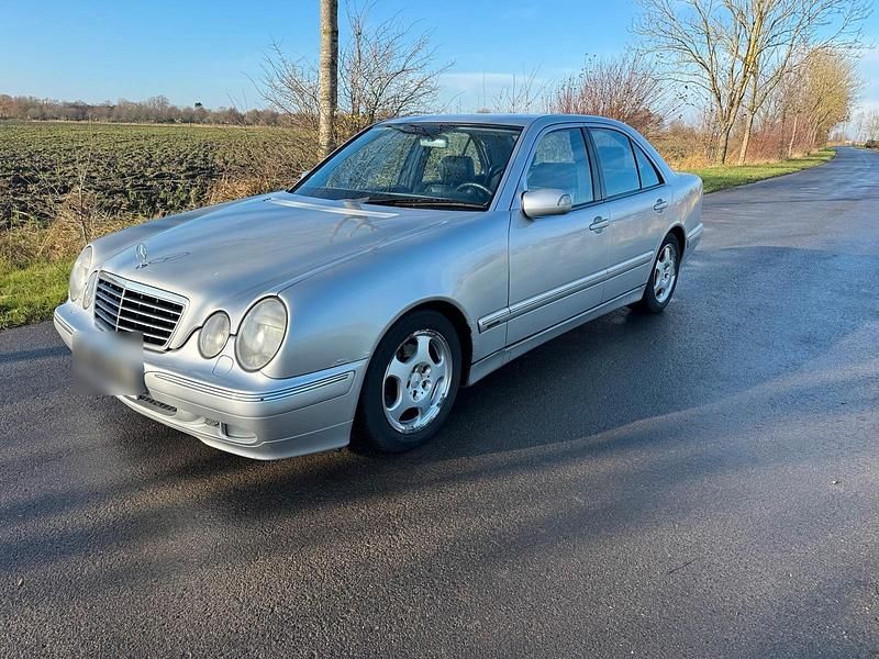 Silber Gebraucht 2001 Mercedes E200 Avantgarde Limousine | 3.950 € (Fairer Preis) - Bild 1/4