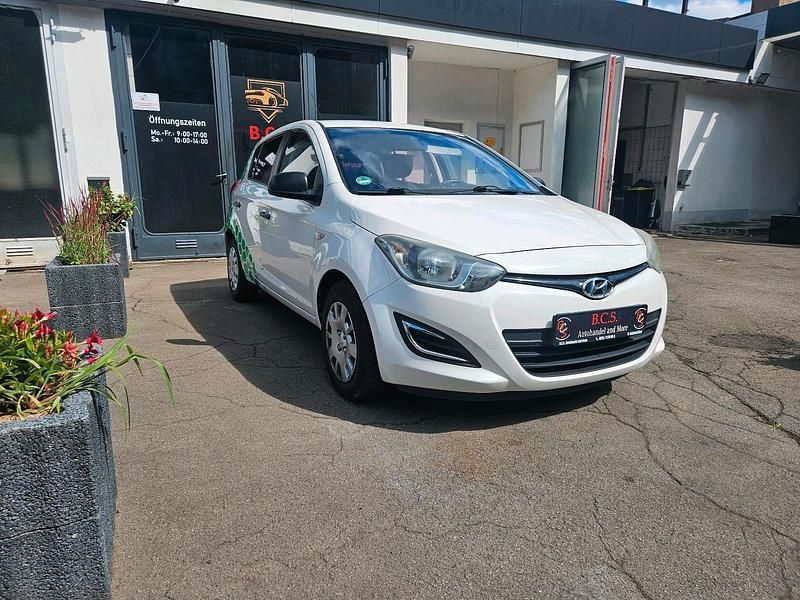Weiß Gebraucht 2013 Hyundai i20 Kleinwagen | 3.990 € - Bild 1/4