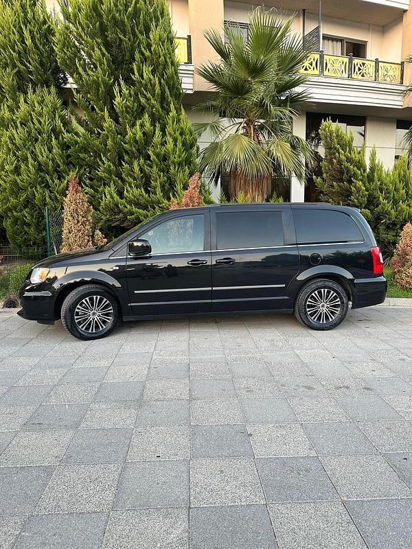 Schwarz Gebraucht 2014 Lancia Voyager Van / Kleinbus | 11.499 € (Etwas zu teuer) - Bild 1/4