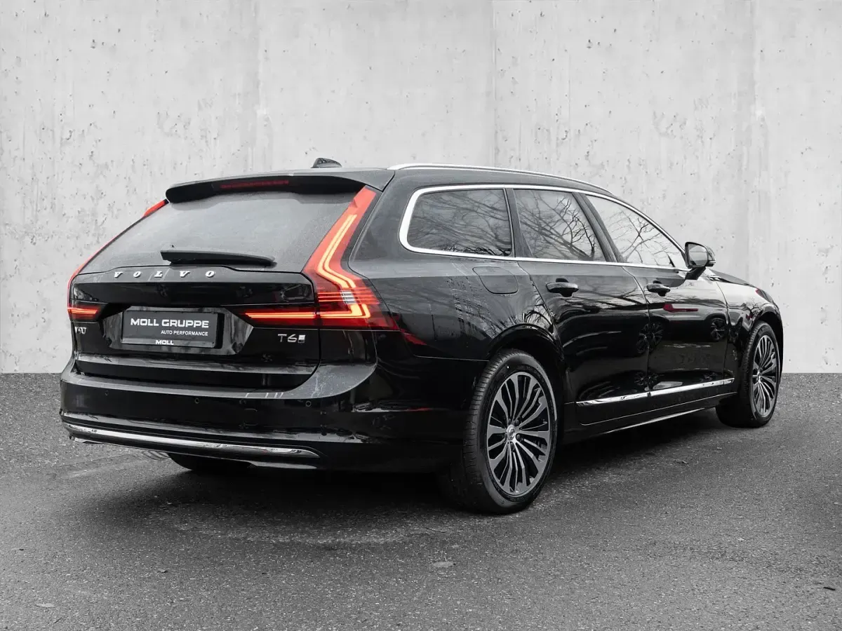 Gebraucht Volvo V90 Core 253 PS (186 kW) 2025 Onyx black Kombi