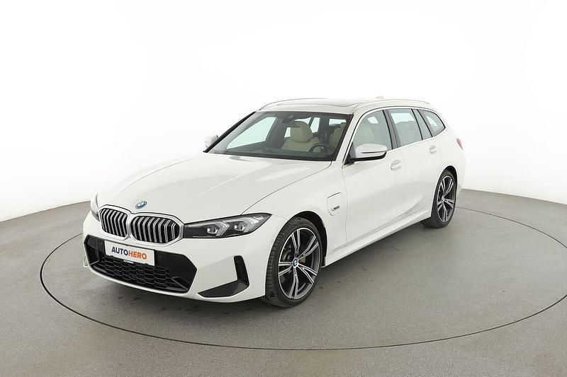 Weiß Gebraucht 2022 BMW 320 M Sport Kombi | 36.610 € - Bild 1/3