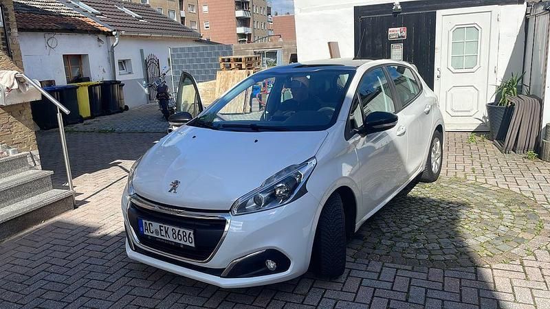 Weiß Gebraucht 2017 Peugeot 208 Allure Kleinwagen | 5.500 € (Guter Preis) - Bild 1/4