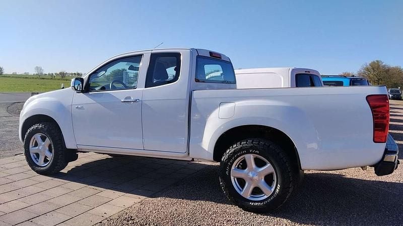 Second-hand Isuzu D-Max 163 CP (119 kW) 2015 Alb SUV