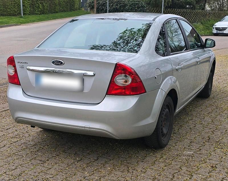 Gebraucht Ford Focus Ghia 145 PS (106 kW) 2008 Silber Limousine