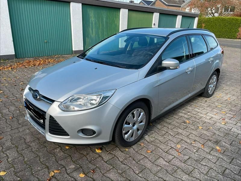 Silber Gebraucht 2014 Ford Focus Trend Kombi | 4.800 € (Guter Preis) - Bild 1/4