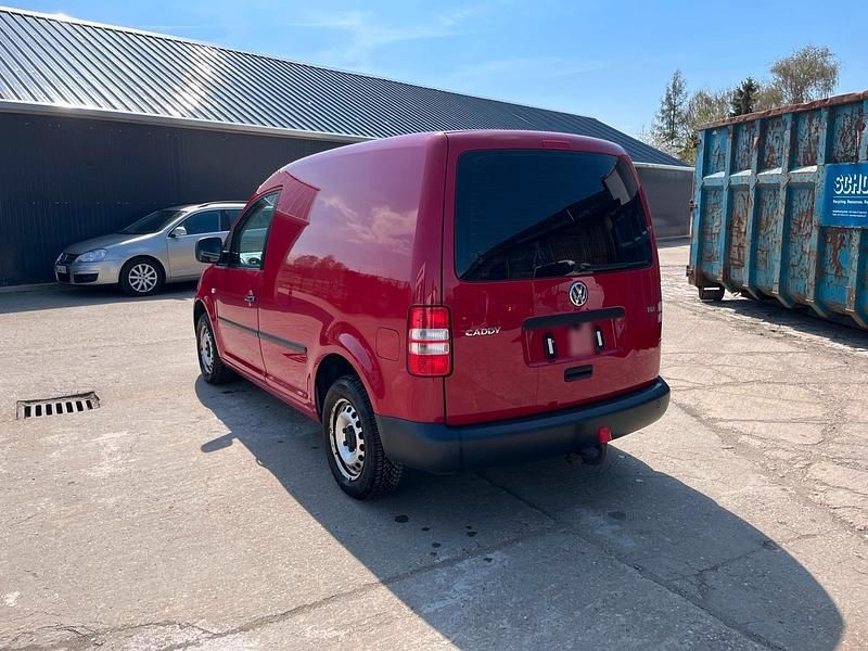 Second-hand VW Caddy 102 CP (75 kW) 2012 Roșu Monovolum